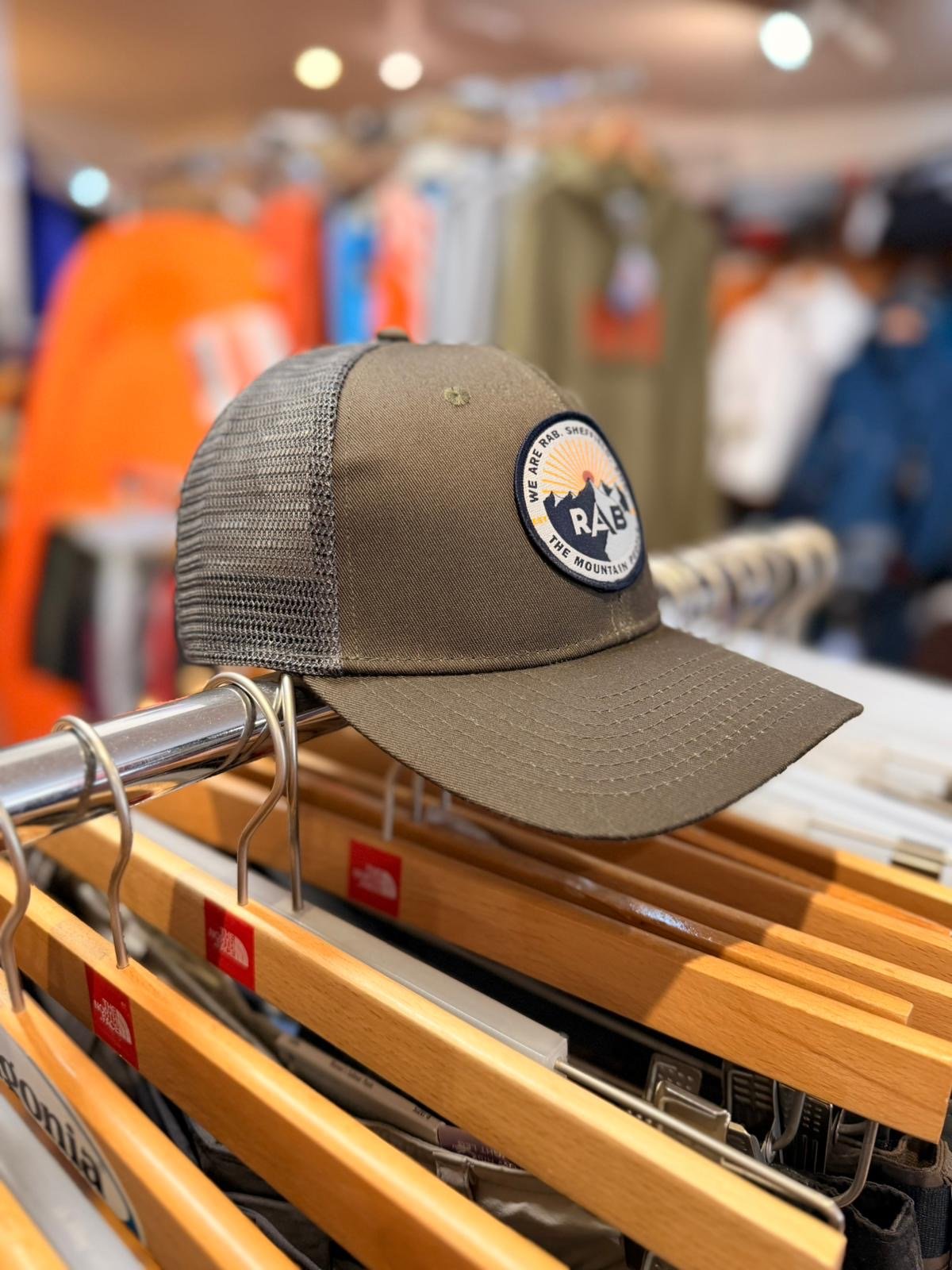 Casquette Rab kaki, vue de profil